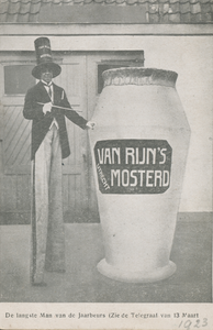 716063 Reclameprentbriefkaart ‘De langste Man van de Jaarbeurs’, uitgegeven door Van Rijn's Mosterd, [Nieuwe Kade ...